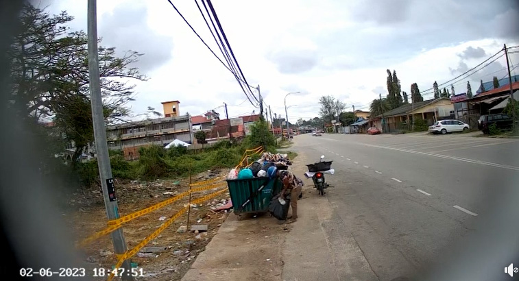PUSAT TONG SAMPAH DILENGKAPI CCTV